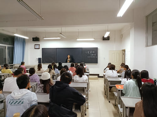 新思想引领新时代，新使命开启新征程——医学院辅导员进班讲党课 第 2 张