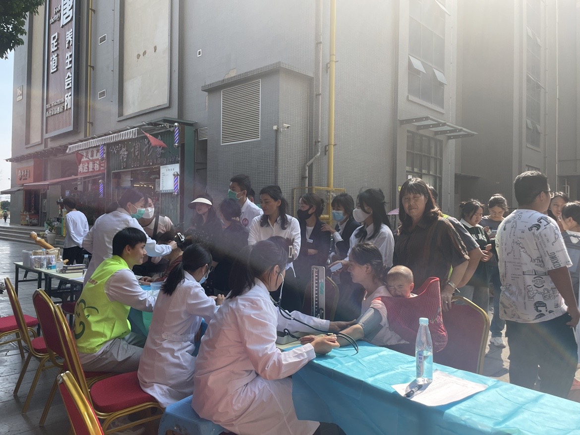 共联共建促发展，义诊服务送温暖——云南经济管理学院医学院康复系党支部联合昆明市妇幼保健院中医科党支部及昆明市五华区龙院社区党委开展健康义诊活动 第 3 张