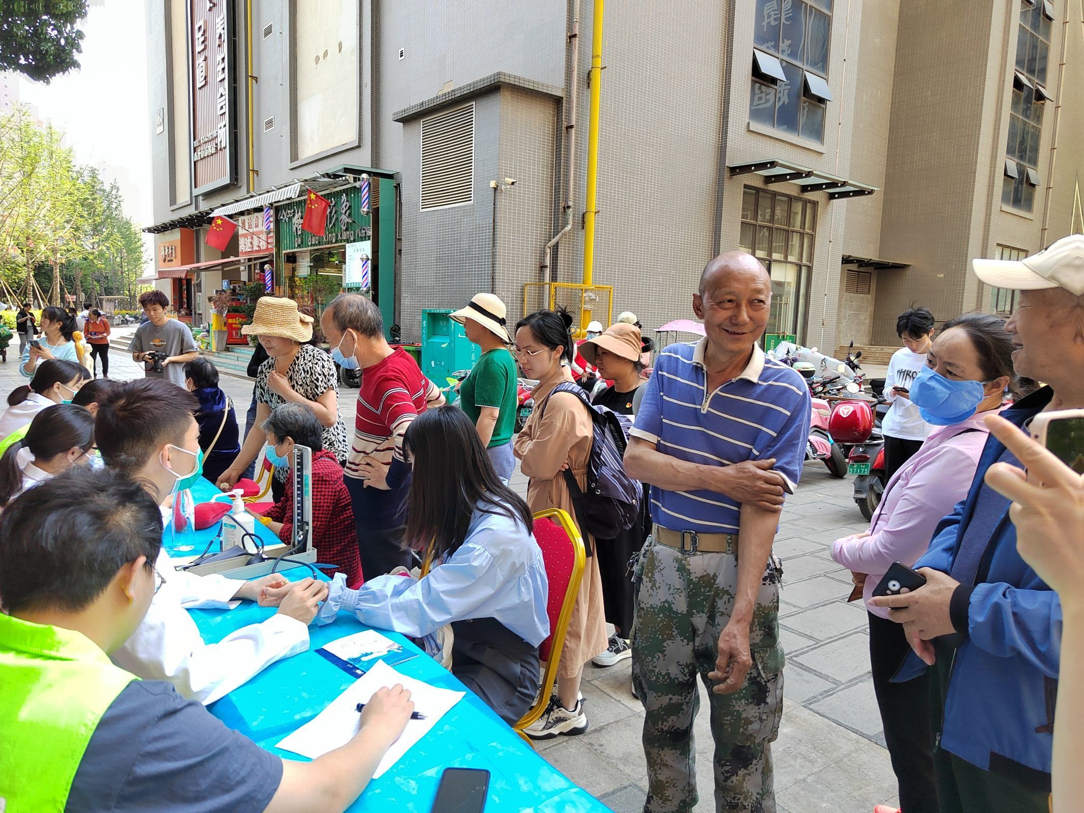 共联共建促发展，义诊服务送温暖——云南经济管理学院医学院康复系党支部联合昆明市妇幼保健院中医科党支部及昆明市五华区龙院社区党委开展健康义诊活动 第 4 张