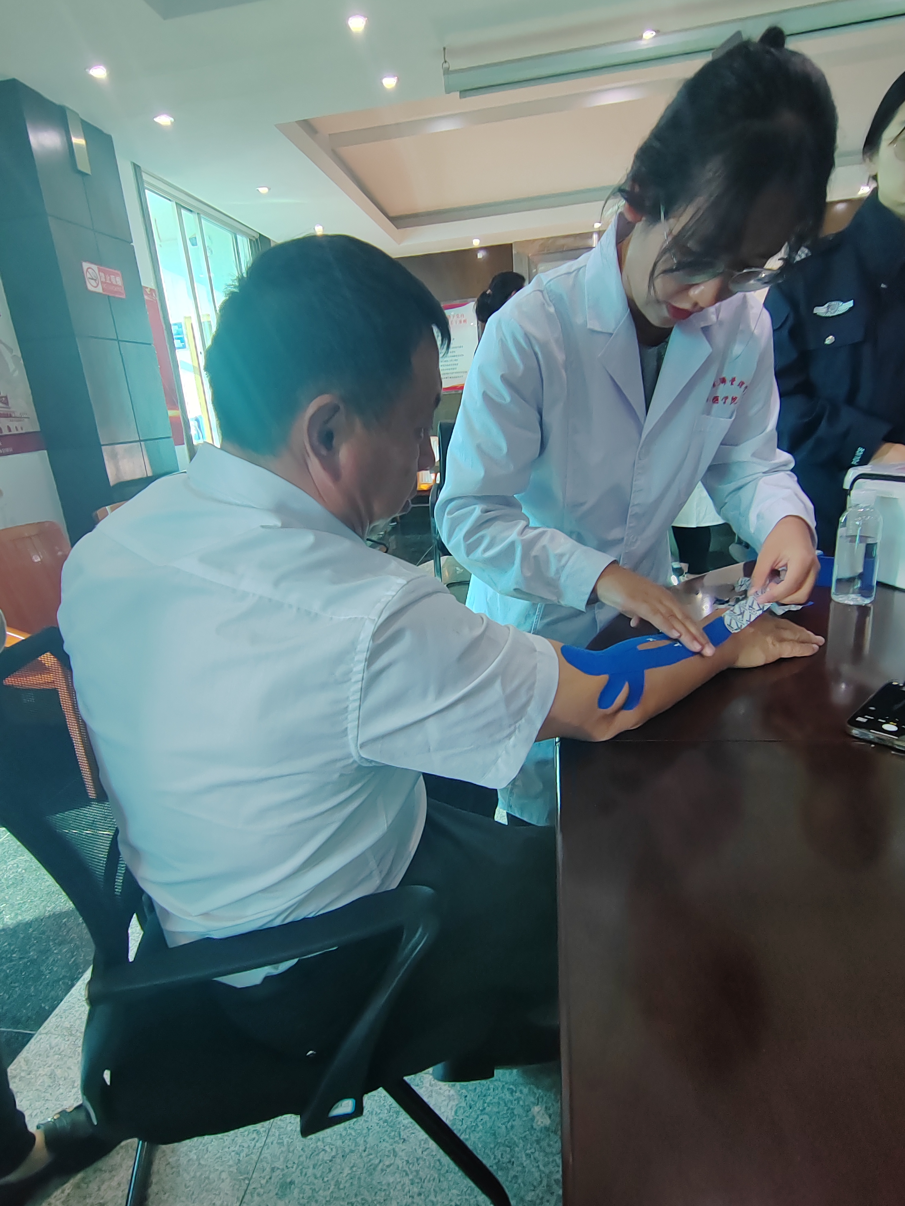 我为群众办实事/云南经济管理学院医学院康复系党支部开展“共联共建促发展，义诊服务送温暖”活动 第 4 张