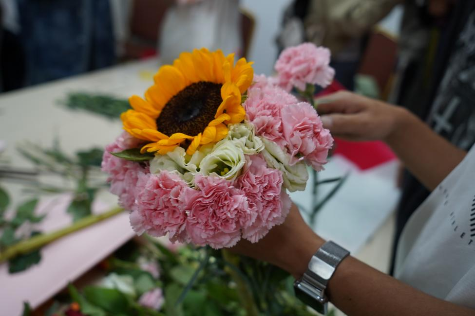 【团学活动】信智学院举办教师节扎花活动，以美育与德育共促师生情深 第 3 张