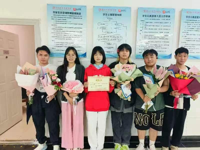 【团学活动】信智学院举办教师节扎花活动，以美育与德育共促师生情深 第 6 张