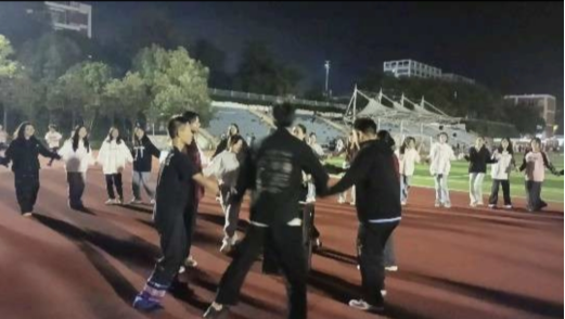 活力打跳，共筑青春记忆 | 财会金融学院学生先锋队开展团建活动 第 2 张