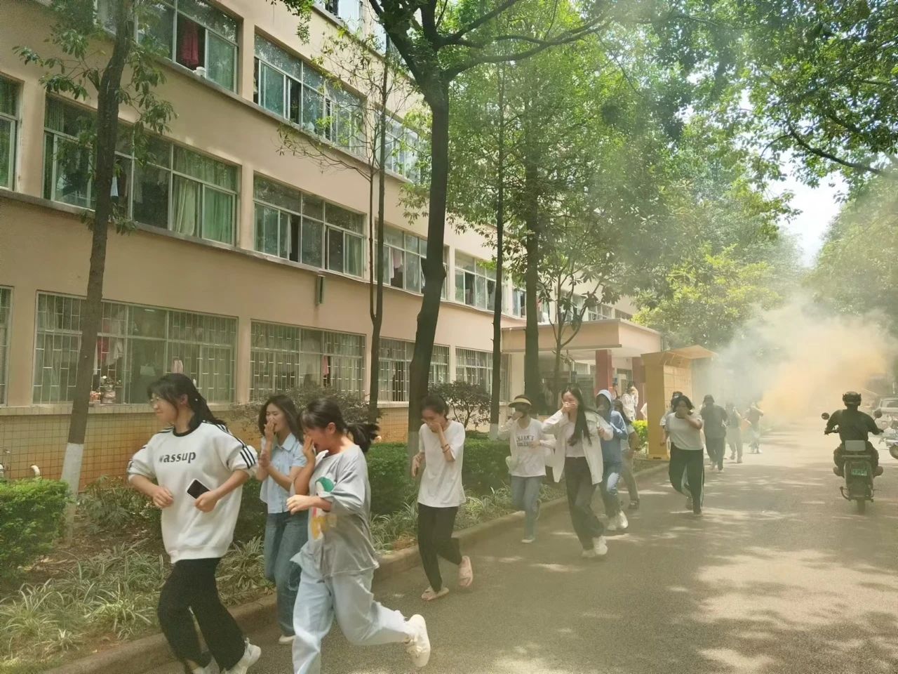 医学院开展应急疏散演练 第 3 张 医学院开展应急疏散演练 第 3 张