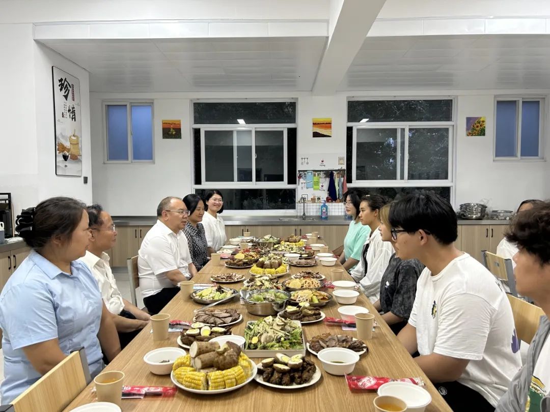 师生共融，情暖意浓——医学院举办校领导与新生“共进晚餐”活动 第 4 张