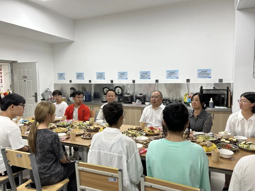 师生共融，情暖意浓——医学院举办校领导与新生“共进晚餐”活动 第 6 张