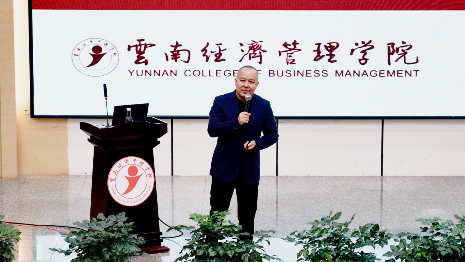 齐心协力踏征程，笃行实干谱新篇！云经管召开2025年春季学期期初学生工作大会 第 2 张