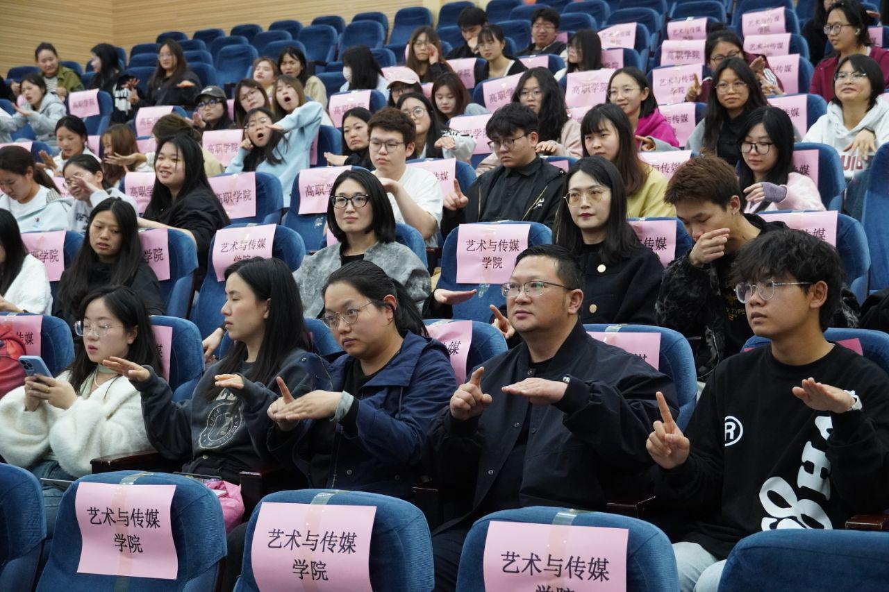 台湾师范大学夏学理教授做客我校 畅谈“艺术是媒，创意是桥” 第 1 张