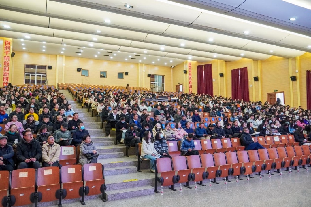 助力教育数字化转型！云经管举办“DeepSeek大模型技术简介与创新应用”专题讲座 第 2 张