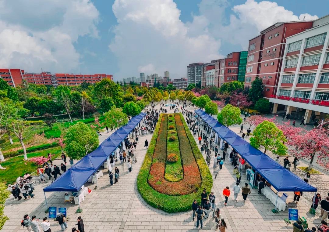 2025届毕业生宁波鄞州专场招聘会在云经管举行 第 1 张