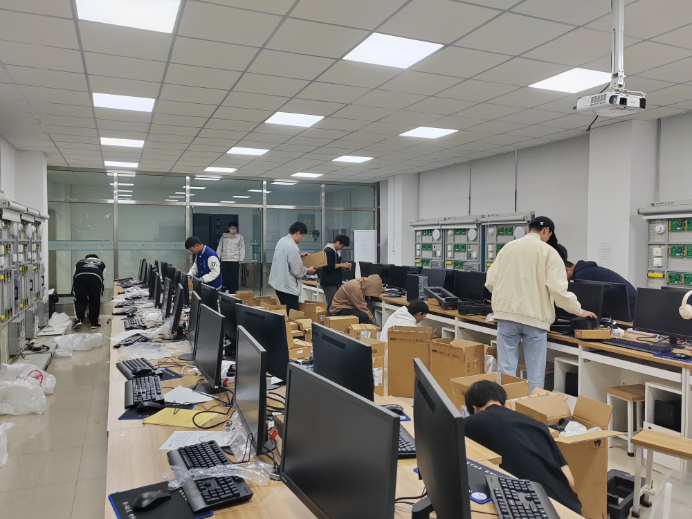 【党建引领】党员先锋队助力实训中心完成实验室设备搬运与安装工作 第 1 张