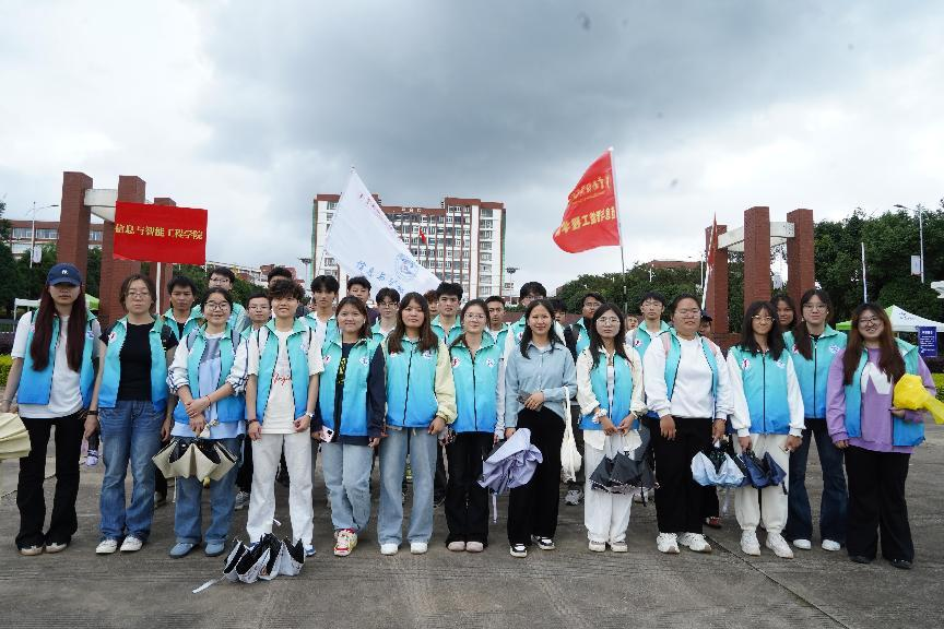 【团学活动】青春护航，伴“新”同行——信息与智能工程学院志愿者助力新生拉练 第 4 张