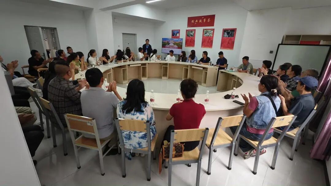 学院资讯｜家校携手启新程，财商共育谱华章：财经商贸学院新生家长座谈会圆满举行！ 第 1 张