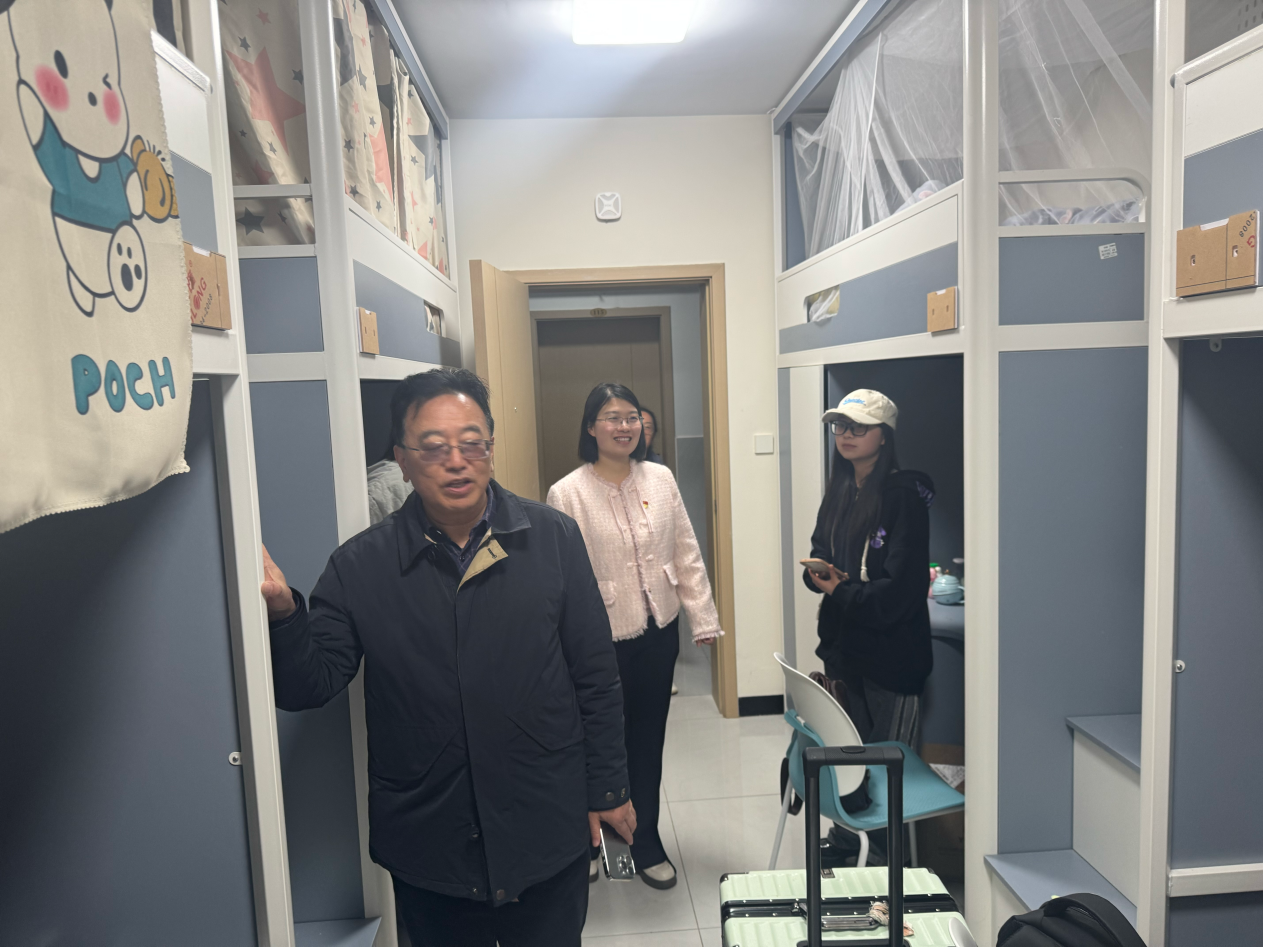 校领导带队走访“医家仁”社区，以暖心关怀迎接新学期 第 1 张