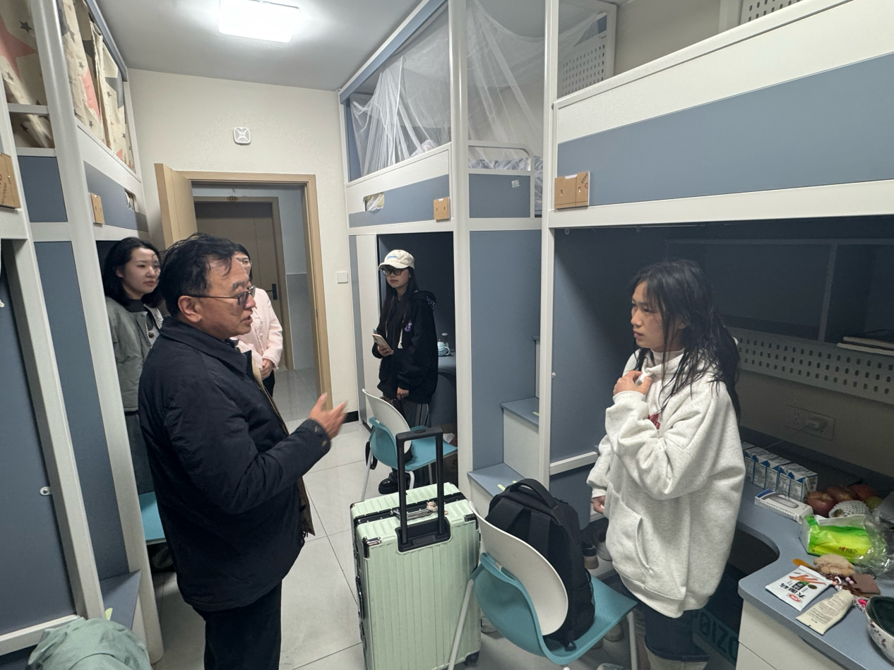 校领导带队走访“医家仁”社区，以暖心关怀迎接新学期 第 2 张