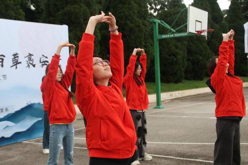 “三载药香缝迷趣，千丝百草裹安康” ——传统佳节与中医药文化交相辉映，医学院第三届中医药文化节圆满落幕  第 4 张