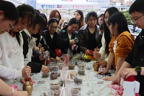 “三载药香缝迷趣，千丝百草裹安康” ——传统佳节与中医药文化交相辉映，医学院第三届中医药文化节圆满落幕  第 6 张