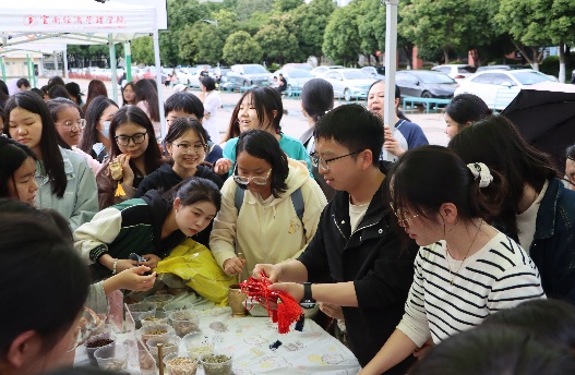 “三载药香缝迷趣，千丝百草裹安康” ——传统佳节与中医药文化交相辉映，医学院第三届中医药文化节圆满落幕  第 8 张