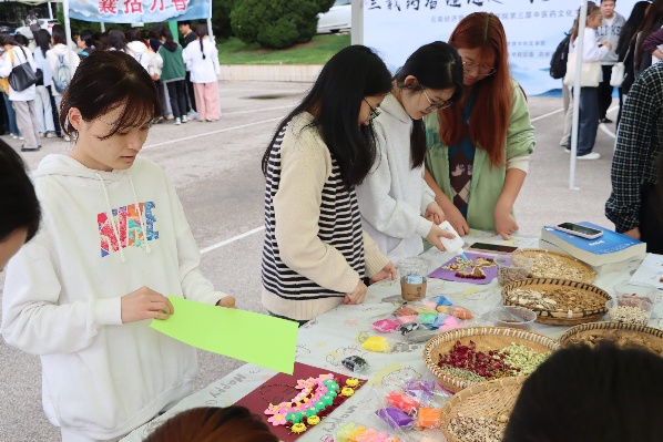 “三载药香缝迷趣，千丝百草裹安康” ——传统佳节与中医药文化交相辉映，医学院第三届中医药文化节圆满落幕  第 15 张