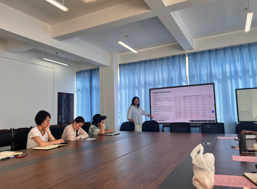 医学院召开2025年实验、实习及毕业论文（综述）总结会 第 2 张