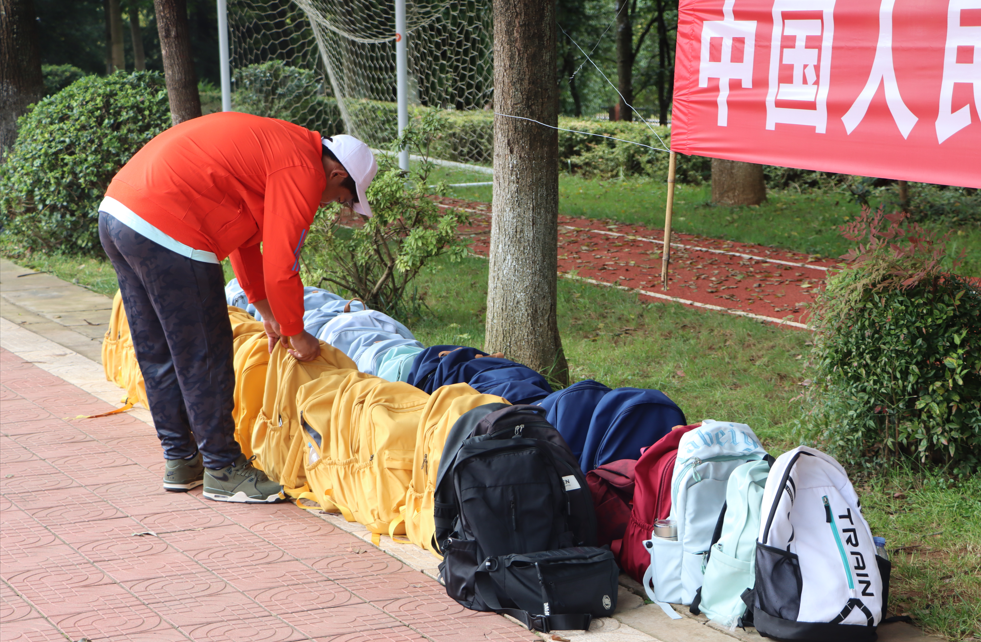 训练场上练硬功，才艺时光添温情 第 4 张