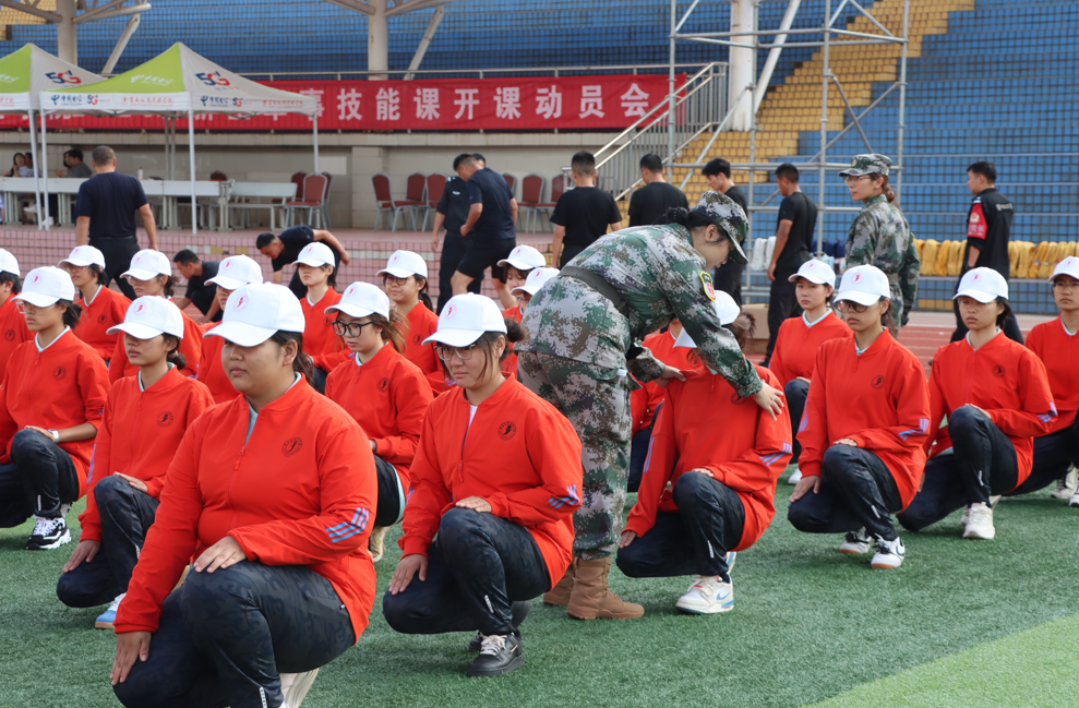 训练场上练硬功，才艺时光添温情 第 6 张