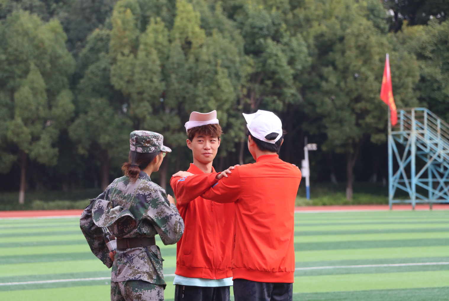 云南经济管理学院医学院：军训温情满场，青春暖意盈心 第 3 张