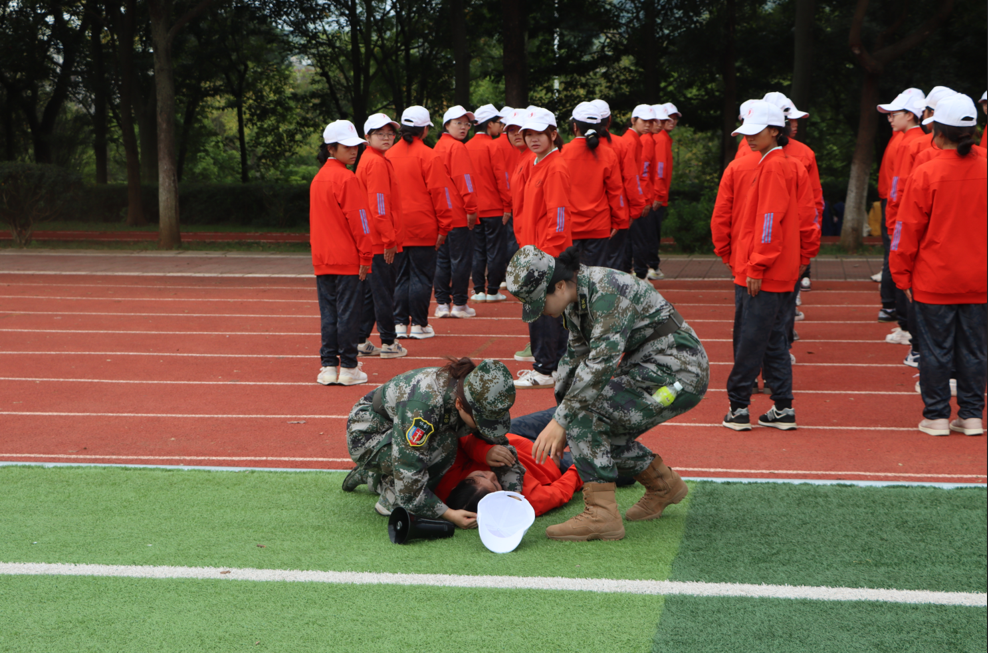 云南经济管理学院医学院：军训温情满场，青春暖意盈心 第 5 张