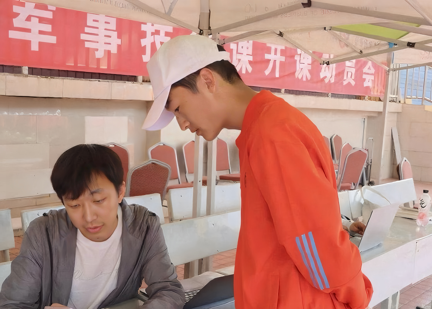 云南经济管理学院医学院：军训温情满场，青春暖意盈心 第 7 张