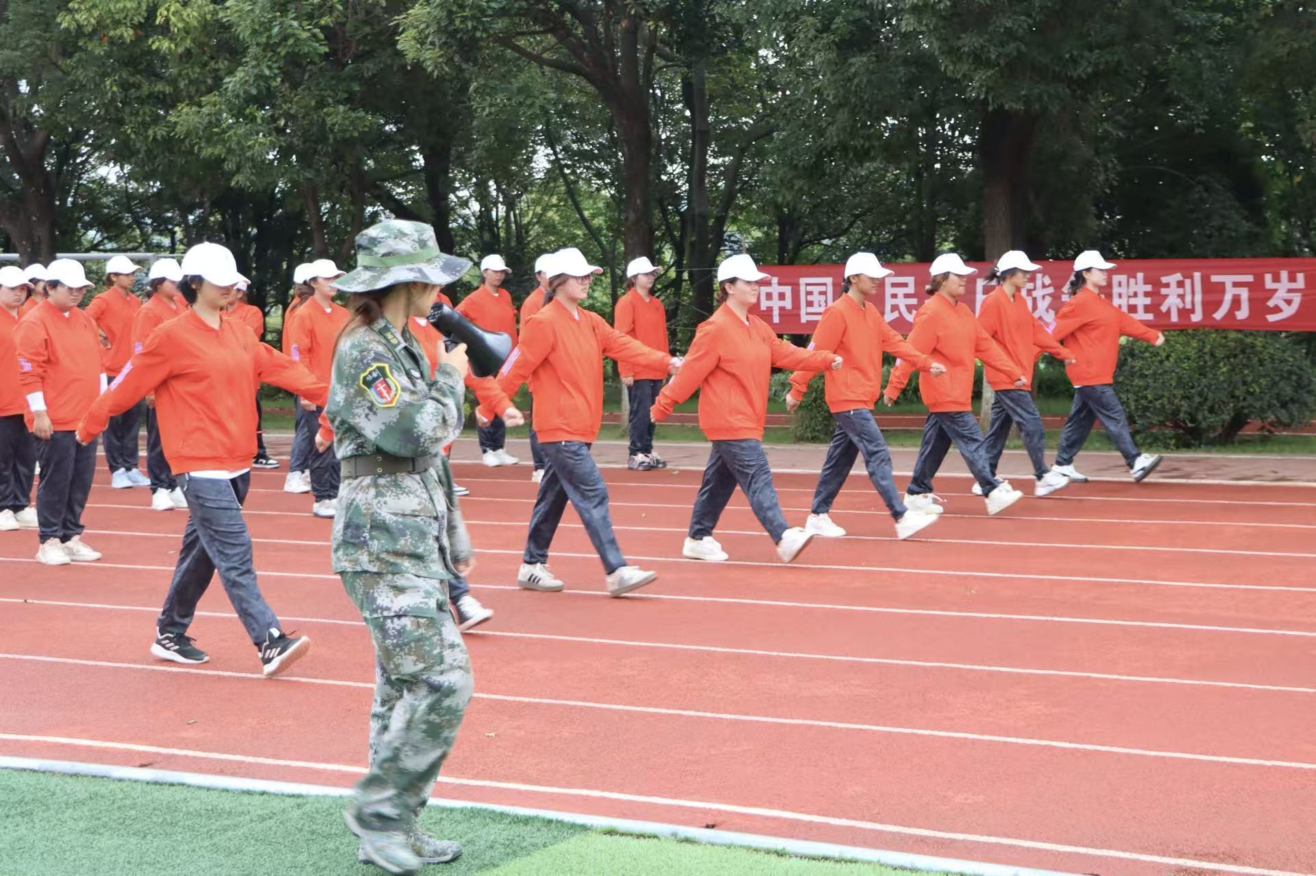 齐步铿锵砺意志，医学生军训展昂扬风貌 第 5 张