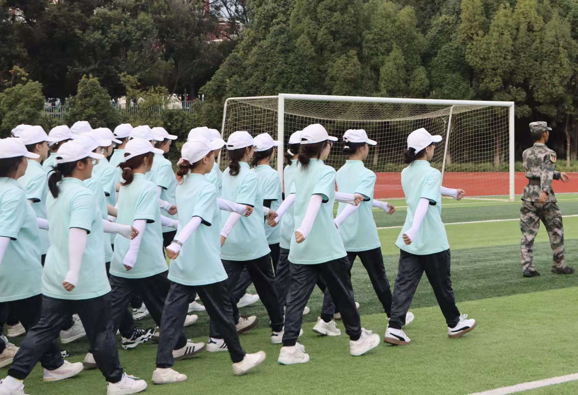 齐步铿锵砺意志，医学生军训展昂扬风貌 第 9 张