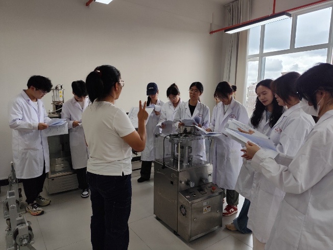 以赛促教强技能，砺练精兵展风采 ——云南经济管理学院医学院药学、中药学专业参加2025年云南省职业院校多项技能大赛 第 1 张