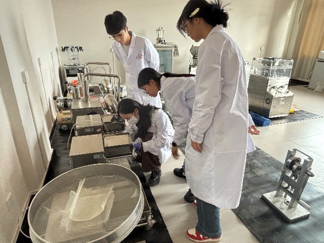 以赛促教强技能，砺练精兵展风采 ——云南经济管理学院医学院药学、中药学专业参加2025年云南省职业院校多项技能大赛 第 2 张