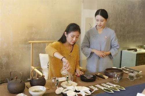 全国两会，云经管学子在现?。?第 8 张