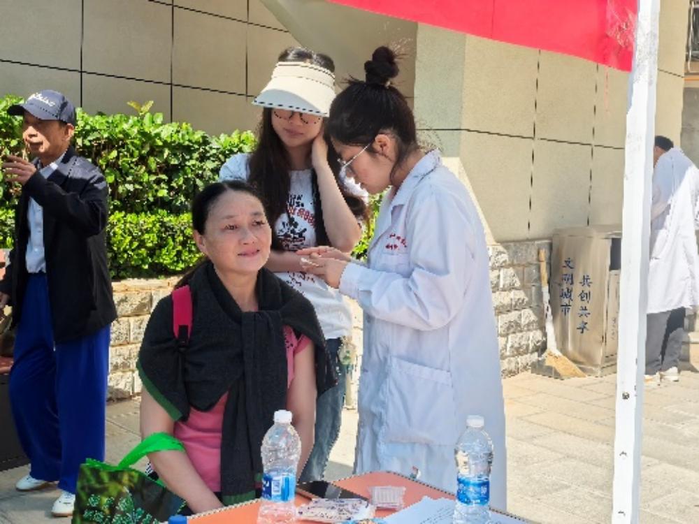 政校社联动聚合力 青春志愿暖银龄—“银龄暖情·志愿同行”主题关爱行动在安宁温情落幕 第 4 张